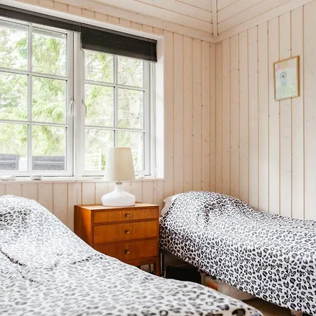 Hébergement de vacances Among Trees With Architectural Flair *