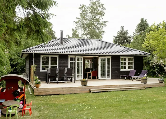 Сasa de vacaciones Among Trees With Architectural Flair *