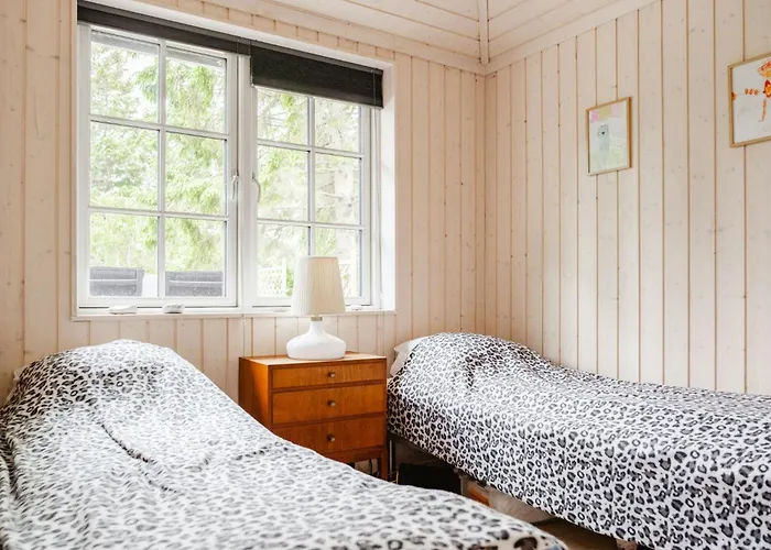 Сasa de vacaciones Among Trees With Architectural Flair *